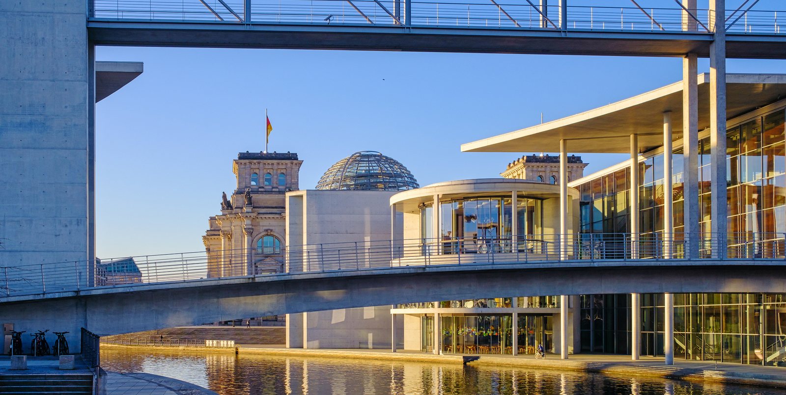 Reichstagskuppel hinter der Glasarchitektur des Berliner Regierungsviertels